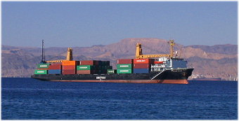 containers et porte containers arrivant à Aqaba