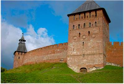 remparts entourent le Kremlin de Novgorod